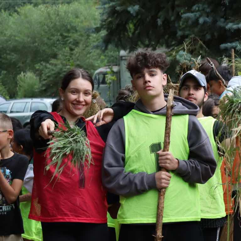 Děti a vedoucí s košťaty během hry Outcasťan
