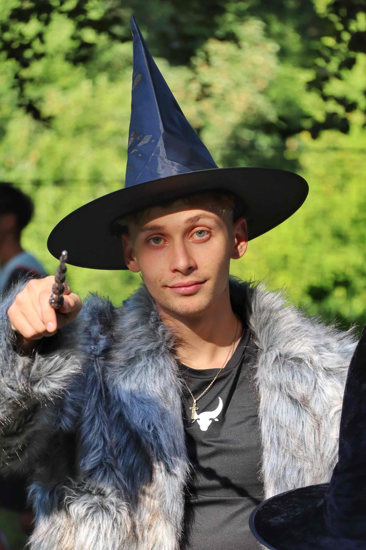 Vedoucí OUTCASTED — hrdý taťka outcasted a hlavní vedoucí